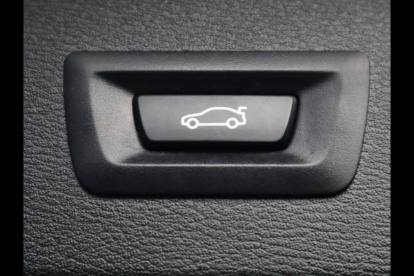 BMW X1 sDrive18i Executive Sport Line Automaat / Navigatie / LED / 18 Inch / Parkeersensoren voor+achter / Voorstoelen Verwarmd / Sportstuur /