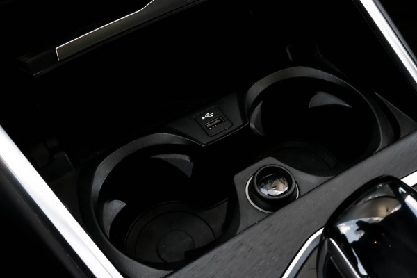 BMW 3 Serie Touring 330e xDrive - TREKHAAK - 360 CAMERA - DEALER ONDERHOUDEN - LED - HOUTINLEG - SFEERVERLICHTING