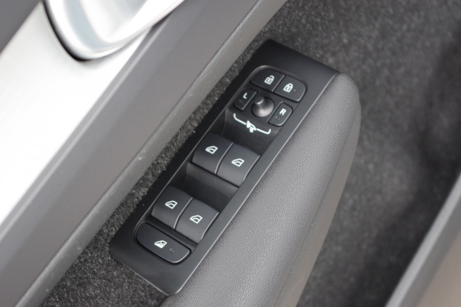 Volvo XC40 1.5 T4 Recharge Inscription Expression 211 PK PHEV, Panoramadak, Trekhaak, Camera, Carplay, Climate Control