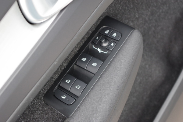 Volvo XC40 1.5 T4 Recharge Inscription Expression 211 PK PHEV, Panoramadak, Trekhaak, Camera, Carplay, Climate Control