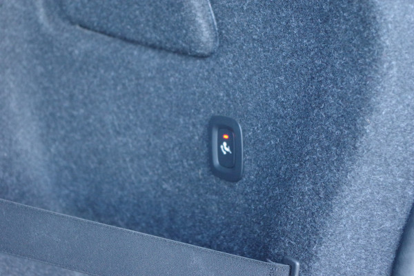 Volvo XC40 1.5 T4 Recharge Inscription Expression 211 PK PHEV, Panoramadak, Trekhaak, Camera, Carplay, Climate Control