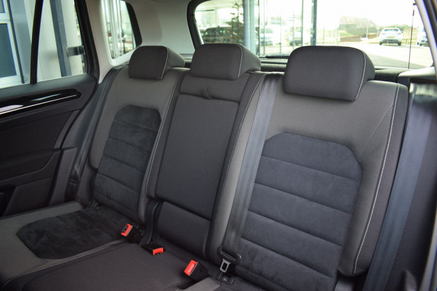 Volkswagen Golf Sportsvan 1.2 TSI Highline | Automaat | Trekhaak | Apple CarPlay | Camera