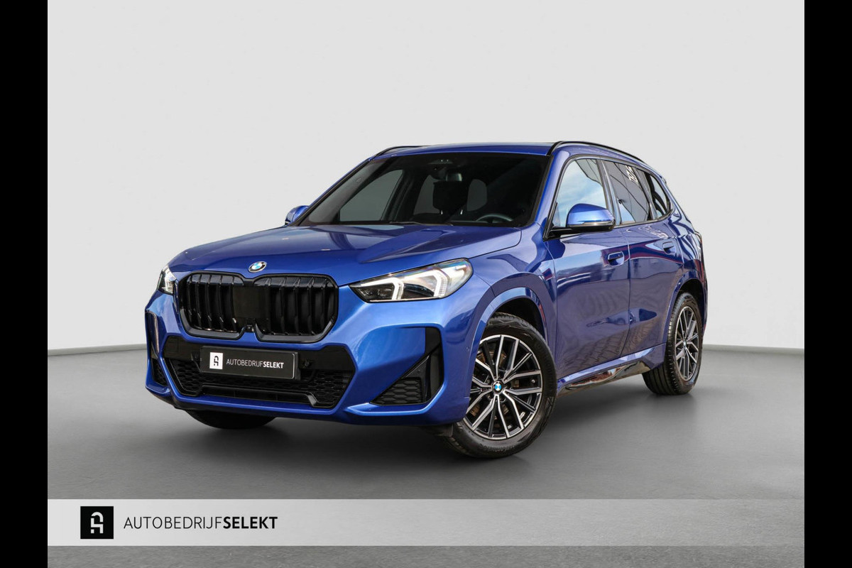 BMW X1 SDrive20i M-Sport - 360 CAMERA - HEAD UP - SFEERVERLICHTING - CARPLAY - ADAPTIVE CRUISE - DEALEAR ONDERHOUDEN - 2.0i