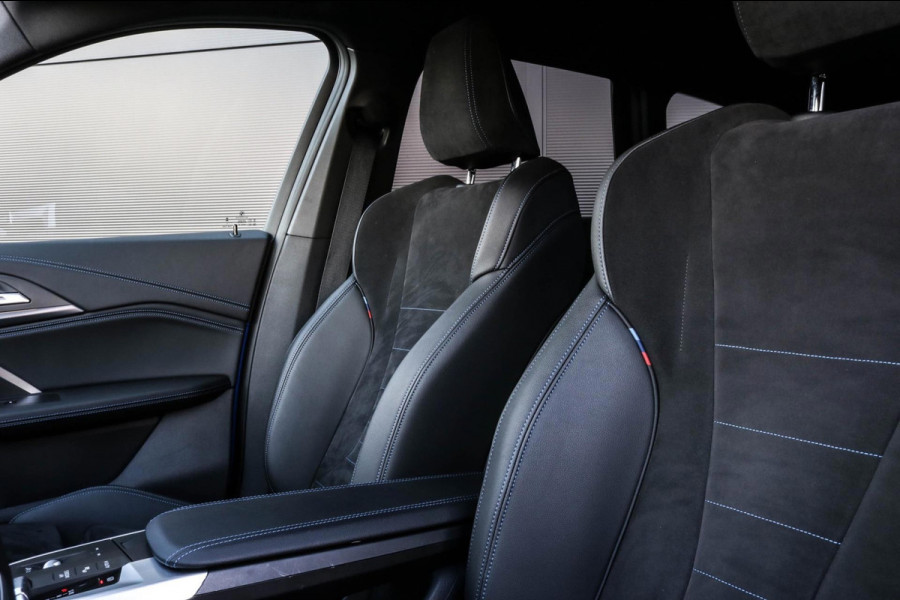 BMW X1 SDrive20i M-Sport - 360 CAMERA - HEAD UP - SFEERVERLICHTING - CARPLAY - ADAPTIVE CRUISE - DEALEAR ONDERHOUDEN - 2.0i