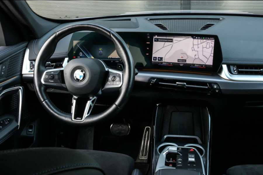 BMW X1 SDrive20i M-Sport - 360 CAMERA - HEAD UP - SFEERVERLICHTING - CARPLAY - ADAPTIVE CRUISE - DEALEAR ONDERHOUDEN - 2.0i