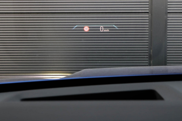 BMW X1 SDrive20i M-Sport - 360 CAMERA - HEAD UP - SFEERVERLICHTING - CARPLAY - ADAPTIVE CRUISE - DEALEAR ONDERHOUDEN - 2.0i