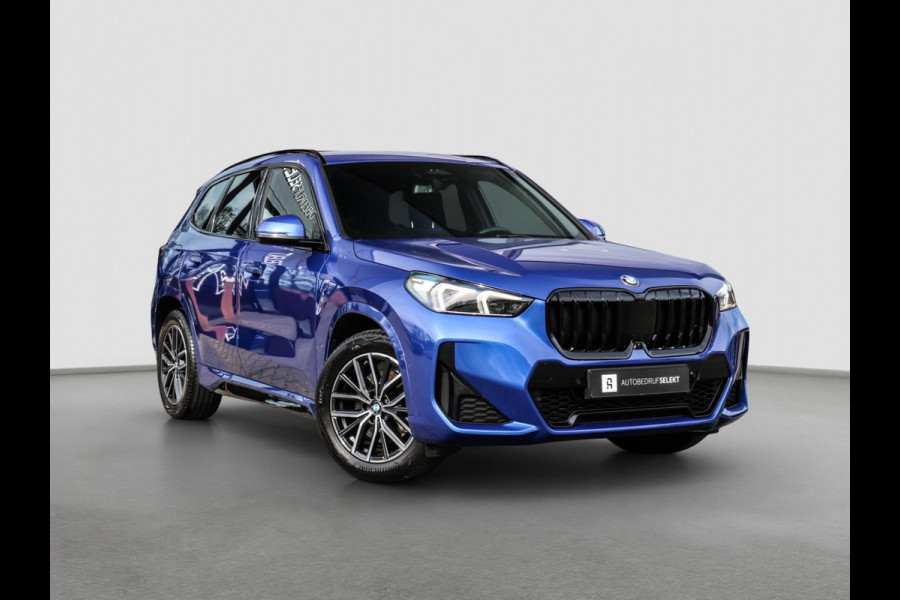 BMW X1 SDrive20i M-Sport - 360 CAMERA - HEAD UP - SFEERVERLICHTING - CARPLAY - ADAPTIVE CRUISE - DEALEAR ONDERHOUDEN - 2.0i