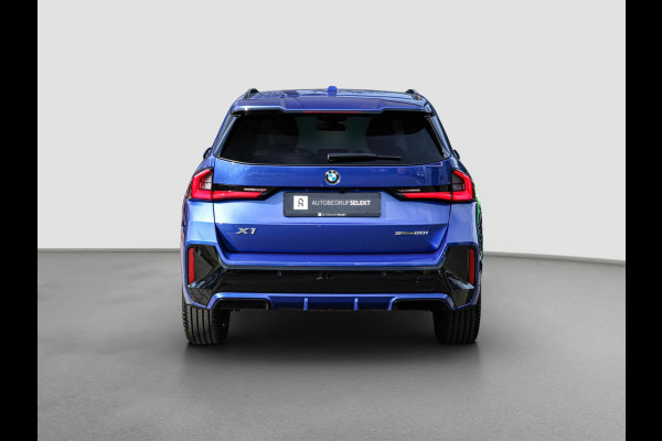 BMW X1 SDrive20i M-Sport - 360 CAMERA - HEAD UP - SFEERVERLICHTING - CARPLAY - ADAPTIVE CRUISE - DEALEAR ONDERHOUDEN - 2.0i