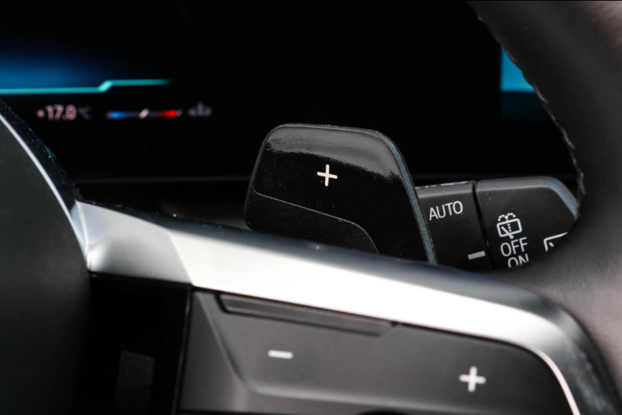 BMW X1 SDrive20i M-Sport - 360 CAMERA - HEAD UP - SFEERVERLICHTING - CARPLAY - ADAPTIVE CRUISE - DEALEAR ONDERHOUDEN - 2.0i