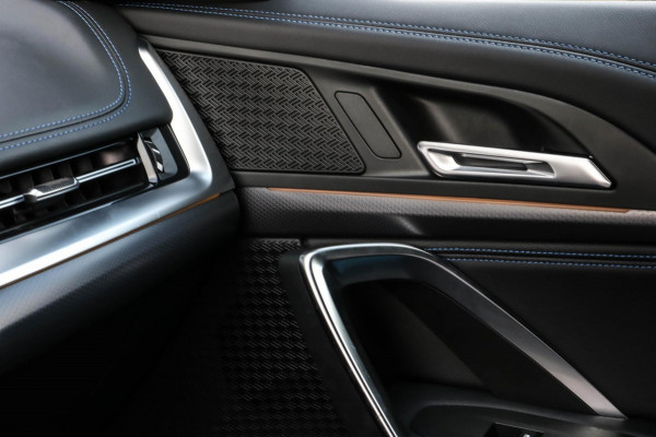 BMW X1 SDrive20i M-Sport - 360 CAMERA - HEAD UP - SFEERVERLICHTING - CARPLAY - ADAPTIVE CRUISE - DEALEAR ONDERHOUDEN - 2.0i