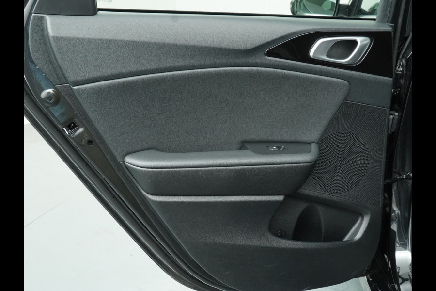 Kia Ceed Sportswagon Automaat 1.5 T-GDi GT-Line Automaat - Automatische achterklep - Schuif/Kantel dak - Apple Carplay/Android Auto - Adaptive cruise control - Keyless entry - Fabrieksgarantie t/m 30-06-2030