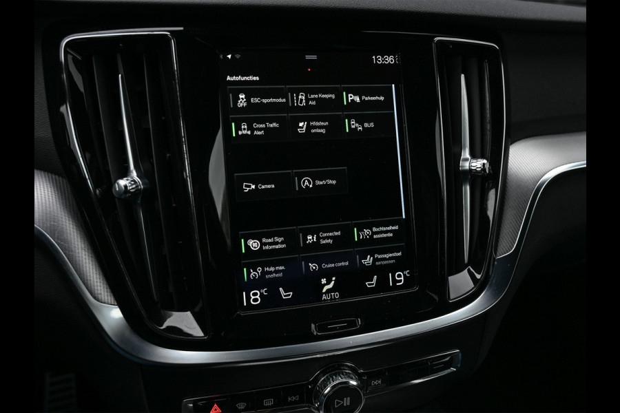 Volvo S60 2.0 B4 R-Design · NL-auto · Adaptive cruise · Stuur- en stoelverwarming · Achterbank verwarmd · Harman/Kardon · Memory seats · K