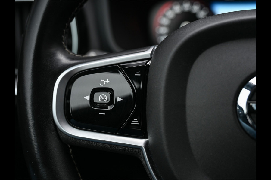 Volvo S60 2.0 B4 R-Design · NL-auto · Adaptive cruise · Stuur- en stoelverwarming · Achterbank verwarmd · Harman/Kardon · Memory seats · K