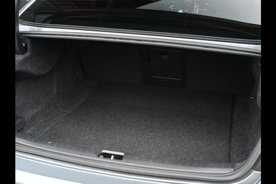 Volvo S60 2.0 B4 R-Design · NL-auto · Adaptive cruise · Stuur- en stoelverwarming · Achterbank verwarmd · Harman/Kardon · Memory seats · K