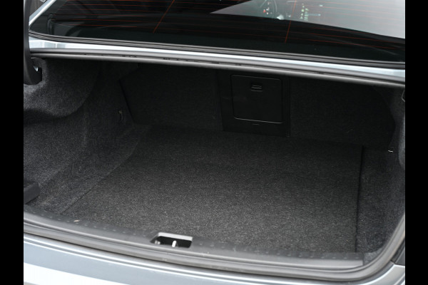 Volvo S60 2.0 B4 R-Design · NL-auto · Adaptive cruise · Stuur- en stoelverwarming · Achterbank verwarmd · Harman/Kardon · Memory seats · K