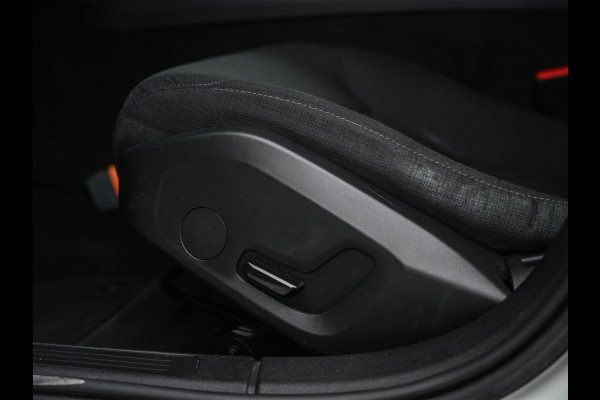 Volvo V60 2.0 D3 · NL-auto · Automaat · Parkeersensoren voor en achter · Cruise control · Led · Virtual cockpit