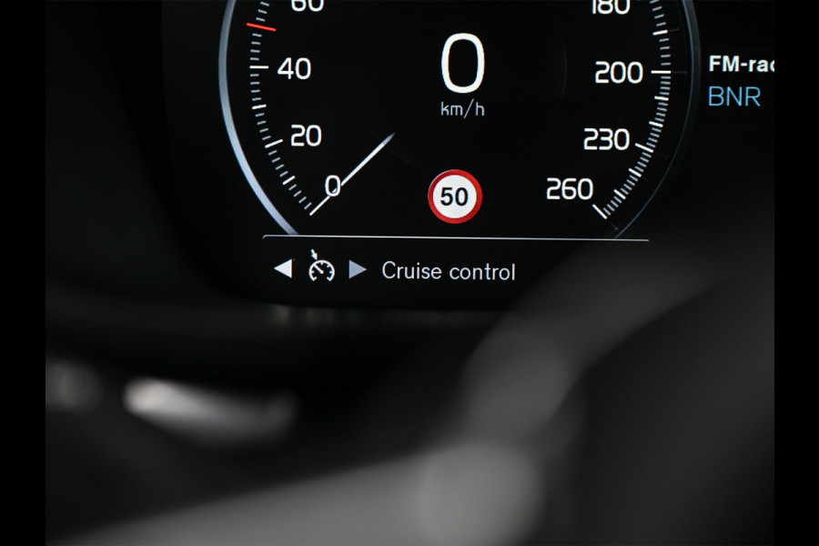 Volvo V60 2.0 D3 · NL-auto · Automaat · Parkeersensoren voor en achter · Cruise control · Led · Virtual cockpit
