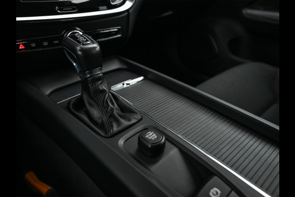 Volvo V60 2.0 D3 · NL-auto · Automaat · Parkeersensoren voor en achter · Cruise control · Led · Virtual cockpit