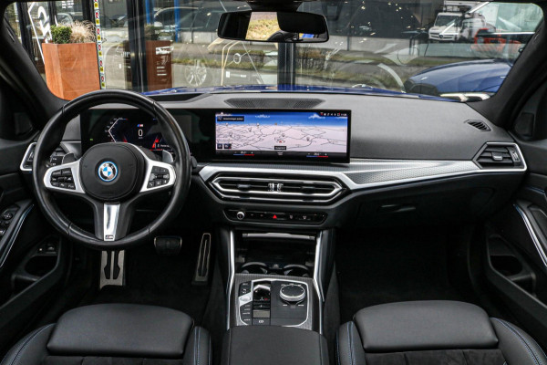 BMW 3 Serie Touring 330e | M-Sport Pro | 2 jaar garantie | Pano | Black Edition | LCI | ACC | Sfeerverlichting | Driving Assistant
