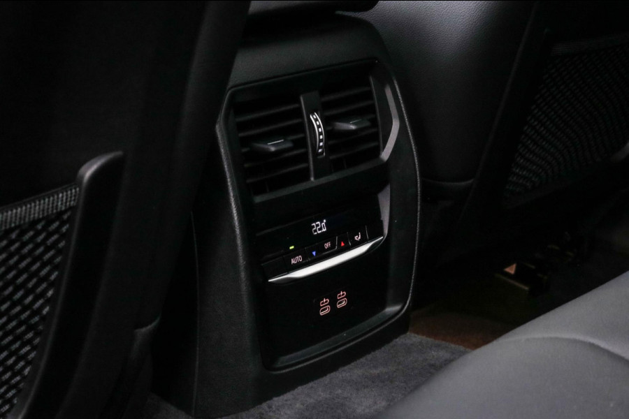 BMW 3 Serie Touring 330e | M-Sport Pro | 2 jaar garantie | Pano | Black Edition | LCI | ACC | Sfeerverlichting | Driving Assistant