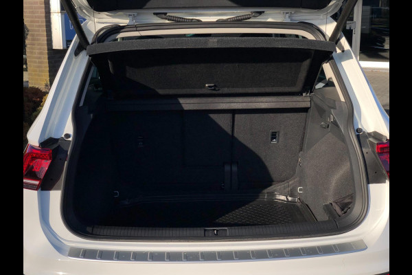 Volkswagen Tiguan 1.5 TSI Comfortline Business | Navi, ACC, Pano, Carplay/Android, Clima, Trekhaak | Dealeronderhouden | NAP |