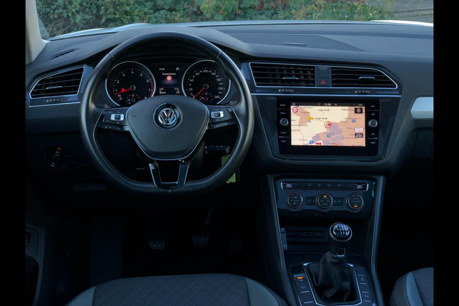 Volkswagen Tiguan 1.5 TSI Comfortline Business | Navi, ACC, Pano, Carplay/Android, Clima, Trekhaak | Dealeronderhouden | NAP |