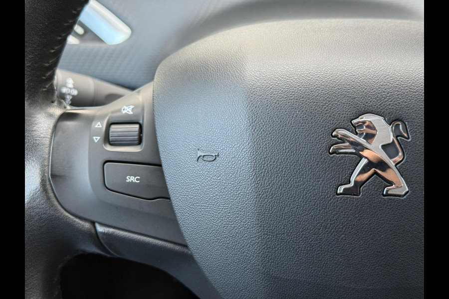 Peugeot 2008 1.2 PureTech Blue Lion Automaat,110pk,Trekhaak,Dealer Onderhouden,Navi,Airco,Cruise,Pdc,N.A.P,Bj 12-2017,Distributie vv 2023,Apk tot 06-2026