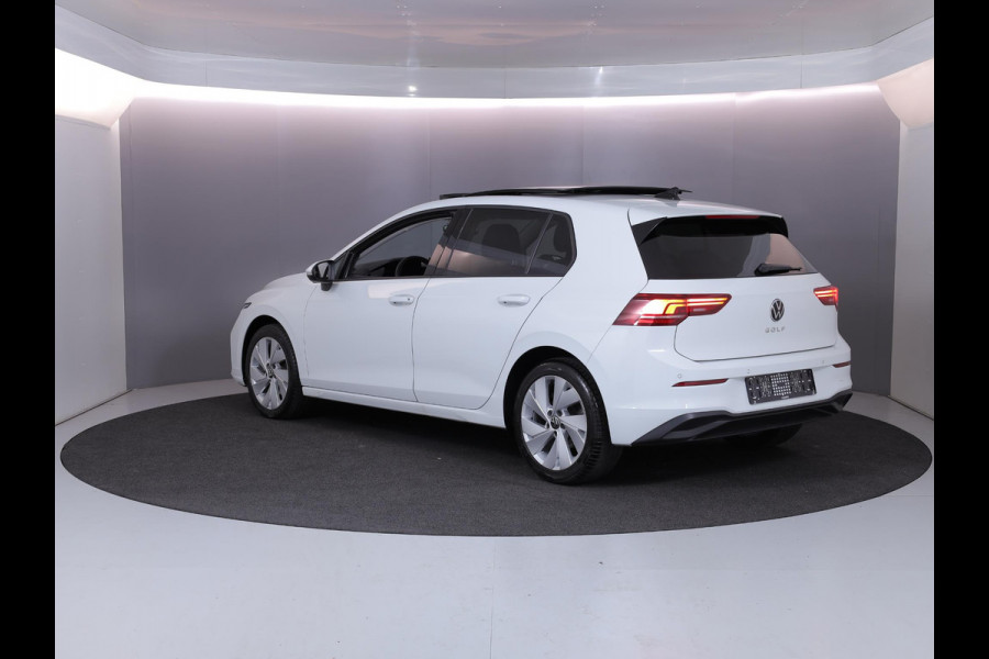 Volkswagen Golf 1.5 TSI Life Edition 116 pk | Verlengde garantie | Navigatie via App | Panoramadak | Parkeersensoren | Autom. airco (3 zones) | Stoelverwarming |