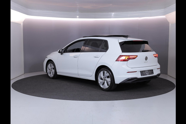 Volkswagen Golf 1.5 TSI Life Edition 116 pk | Verlengde garantie | Navigatie via App | Panoramadak | Parkeersensoren | Autom. airco (3 zones) | Stoelverwarming |