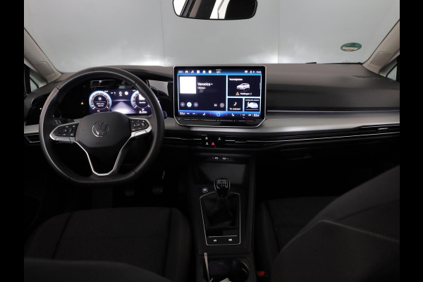 Volkswagen Golf 1.5 TSI Life Edition 116 pk | Verlengde garantie | Navigatie via App | Panoramadak | Parkeersensoren | Autom. airco (3 zones) | Stoelverwarming |