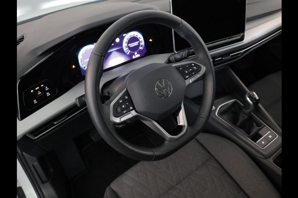 Volkswagen Golf 1.5 TSI Life Edition 116 pk | Verlengde garantie | Navigatie via App | Panoramadak | Parkeersensoren | Autom. airco (3 zones) | Stoelverwarming |