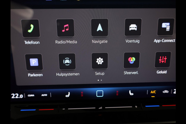 Volkswagen Golf 1.5 TSI Life Edition 116 pk | Verlengde garantie | Navigatie via App | Panoramadak | Parkeersensoren | Autom. airco (3 zones) | Stoelverwarming |