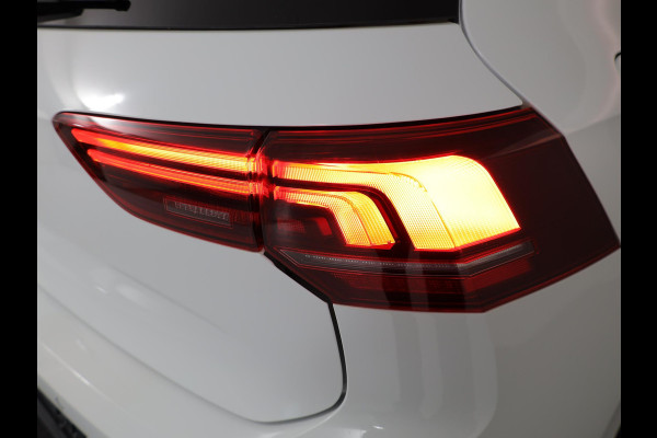 Volkswagen Golf 1.5 TSI Life Edition 116 pk | Verlengde garantie | Navigatie via App | Panoramadak | Parkeersensoren | Autom. airco (3 zones) | Stoelverwarming |