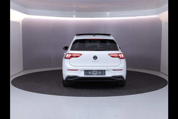 Volkswagen Golf 1.5 TSI Life Edition 116 pk | Verlengde garantie | Navigatie via App | Panoramadak | Parkeersensoren | Autom. airco (3 zones) | Stoelverwarming |