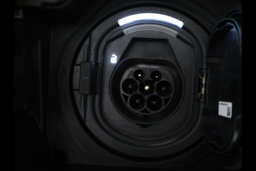 Mercedes-Benz GLA 250 e AMG Plug-In Hybride Panoramadak | Navigatie | MBUX wide screen | Parking support | Inclusief 24 maanden Mercedes-Benz Certified garantie voor Europa.