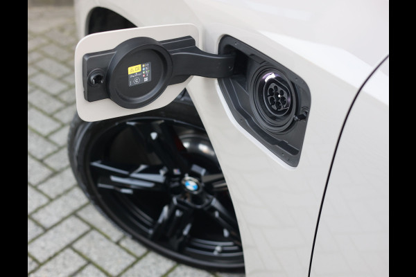 BMW X3 30e xDrive | Trekhaak - Pano - Iconic Glow