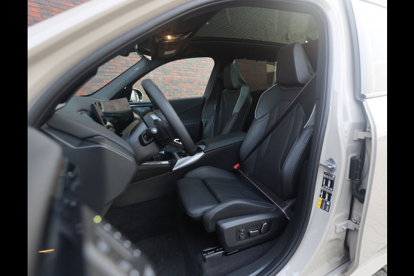 BMW X3 30e xDrive | Trekhaak - Pano - Iconic Glow