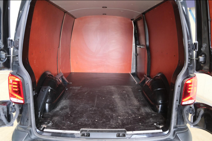 Volkswagen Transporter 2.0 TDI L2H1 28 - N.A.P. Airco, Cruise, PDC, Trekhaak.