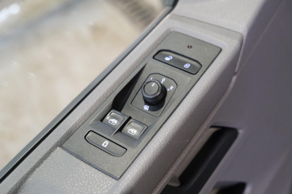 Volkswagen Transporter 2.0 TDI L2H1 28 - N.A.P. Airco, Cruise, PDC, Trekhaak.