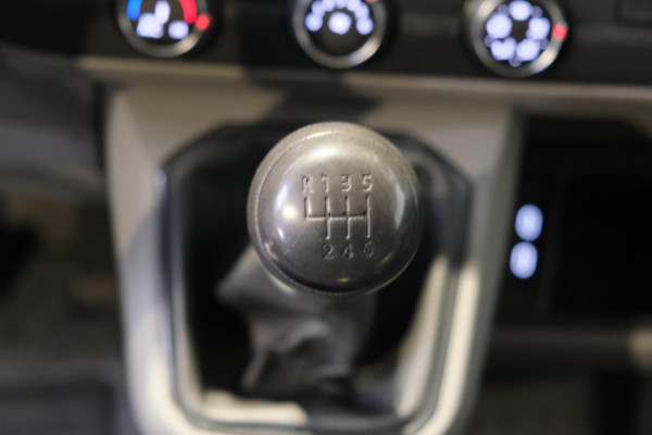 Volkswagen Transporter 2.0 TDI L2H1 28 - N.A.P. Airco, Cruise, PDC, Trekhaak.