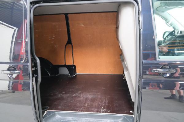 Volkswagen Transporter 2.0 TDI L2H1 28 - N.A.P. Airco, Cruise, Navi, PDC.