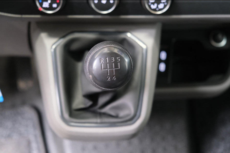 Volkswagen Transporter 2.0 TDI L2H1 28 - N.A.P. Airco, Cruise, Navi, PDC.