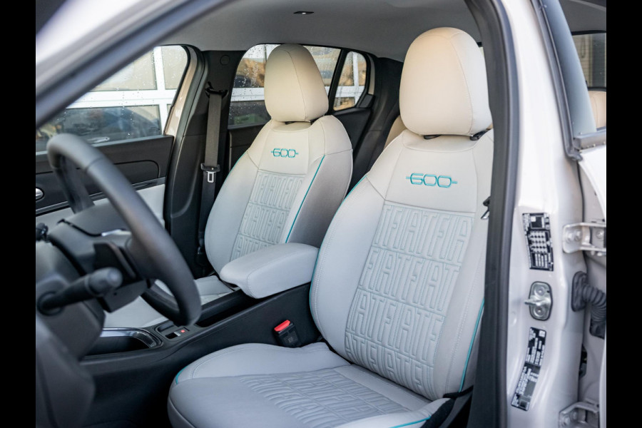 Fiat 600 1.2 Hybrid La Prima | Automaat | PDC | Adapt. Cruise | Clima | Apple Carplay | Stoelverwarming | Keyless | BSM | 18" | Camera