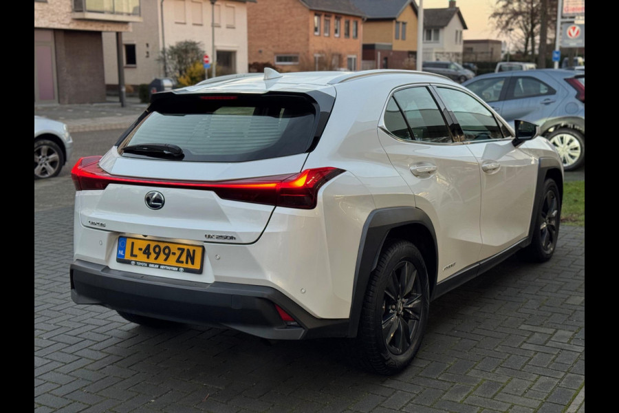 Lexus UX 250h Business Line Plus | Stoel + Stuurverwarming, Apple CarPlay/Android Auto, 17 inch, Keyless, Parkeercamera, Adaptive cruise
