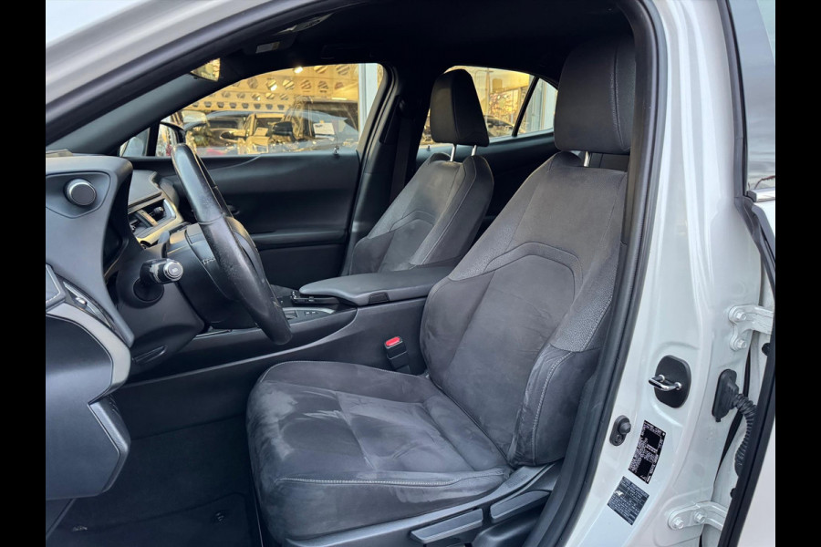 Lexus UX 250h Business Line Plus | Stoel + Stuurverwarming, Apple CarPlay/Android Auto, 17 inch, Keyless, Parkeercamera, Adaptive cruise