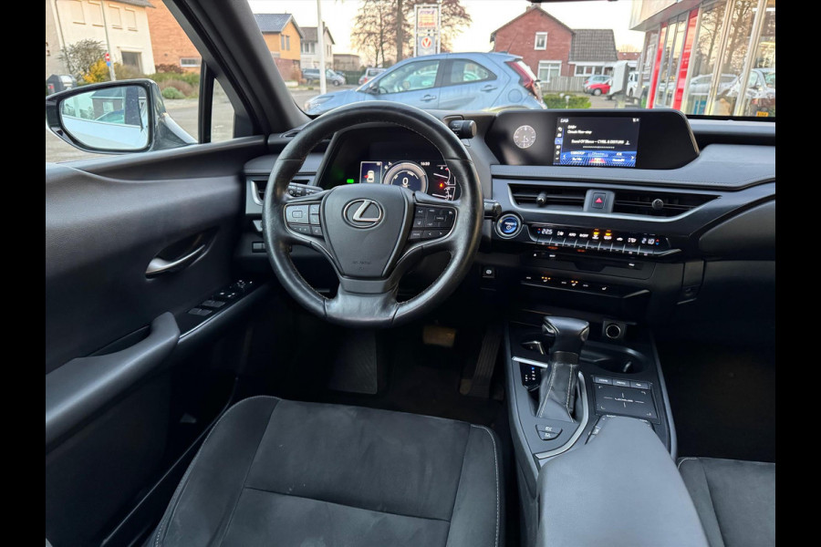 Lexus UX 250h Business Line Plus | Stoel + Stuurverwarming, Apple CarPlay/Android Auto, 17 inch, Keyless, Parkeercamera, Adaptive cruise