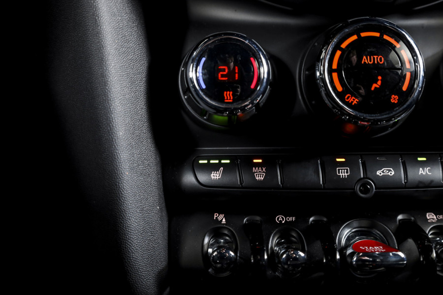 MINI Mini 1.5 Cooper Classic - Automaat Orig. NL | John Cooper Works Pakket | S/K Panodak | Dig.Cockpit | Cruise | PDC | Stoelverw. | ECC | NAV + App.Connect | LM 17" |