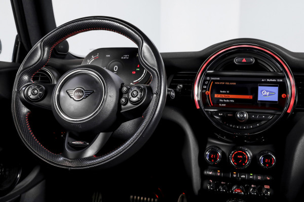 MINI Mini 1.5 Cooper Classic - Automaat Orig. NL | John Cooper Works Pakket | S/K Panodak | Dig.Cockpit | Cruise | PDC | Stoelverw. | ECC | NAV + App.Connect | LM 17" |