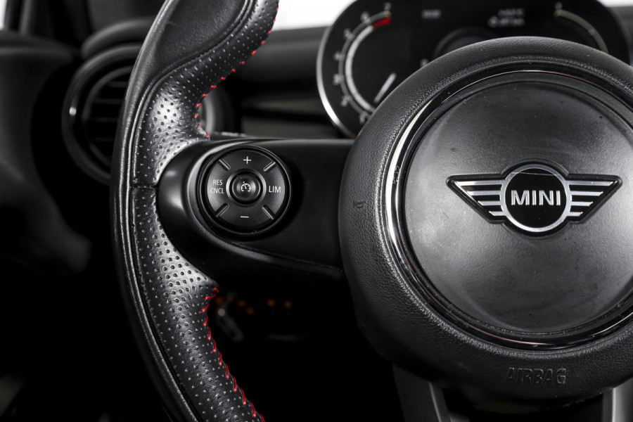 MINI Mini 1.5 Cooper Classic - Automaat Orig. NL | John Cooper Works Pakket | S/K Panodak | Dig.Cockpit | Cruise | PDC | Stoelverw. | ECC | NAV + App.Connect | LM 17" |