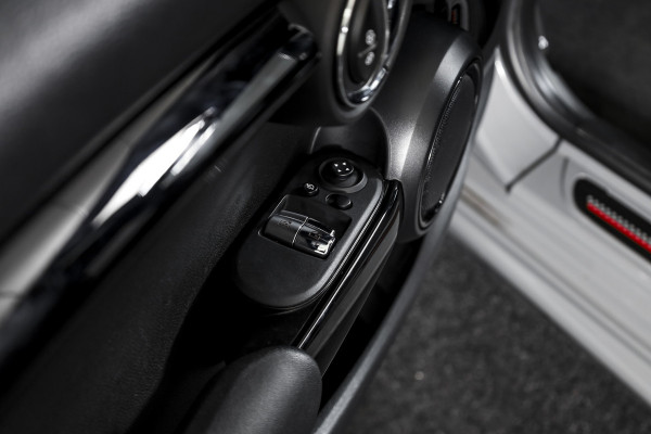 MINI Mini 1.5 Cooper Classic - Automaat Orig. NL | John Cooper Works Pakket | S/K Panodak | Dig.Cockpit | Cruise | PDC | Stoelverw. | ECC | NAV + App.Connect | LM 17" |